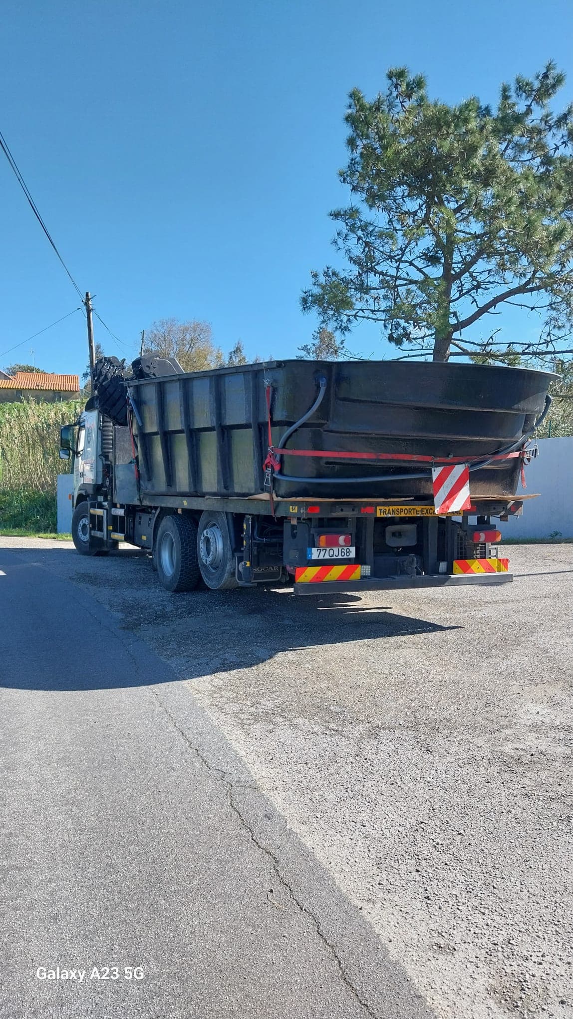 Transporte de piscina em camião