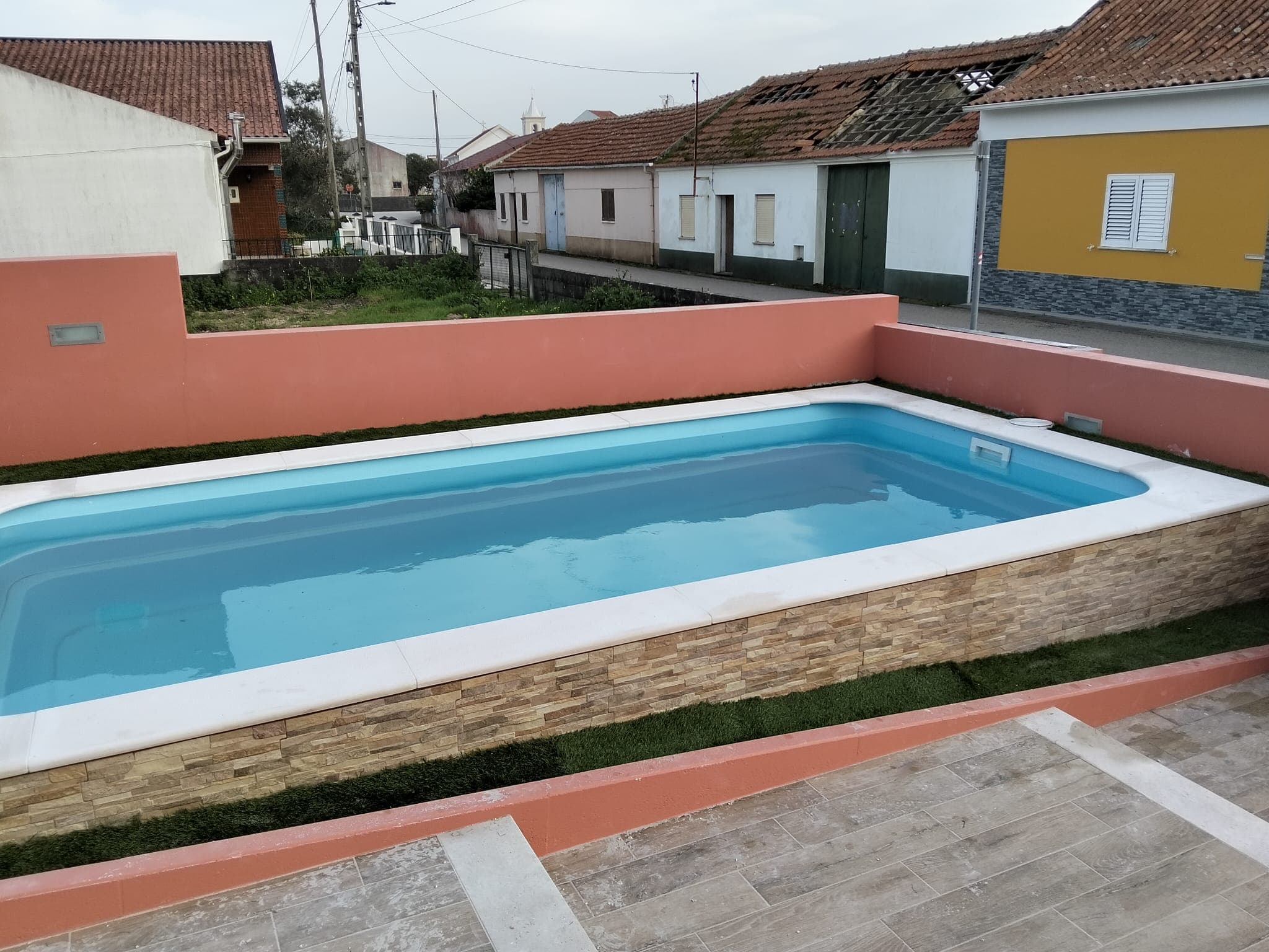 Piscina com revestimento lateral em pedra