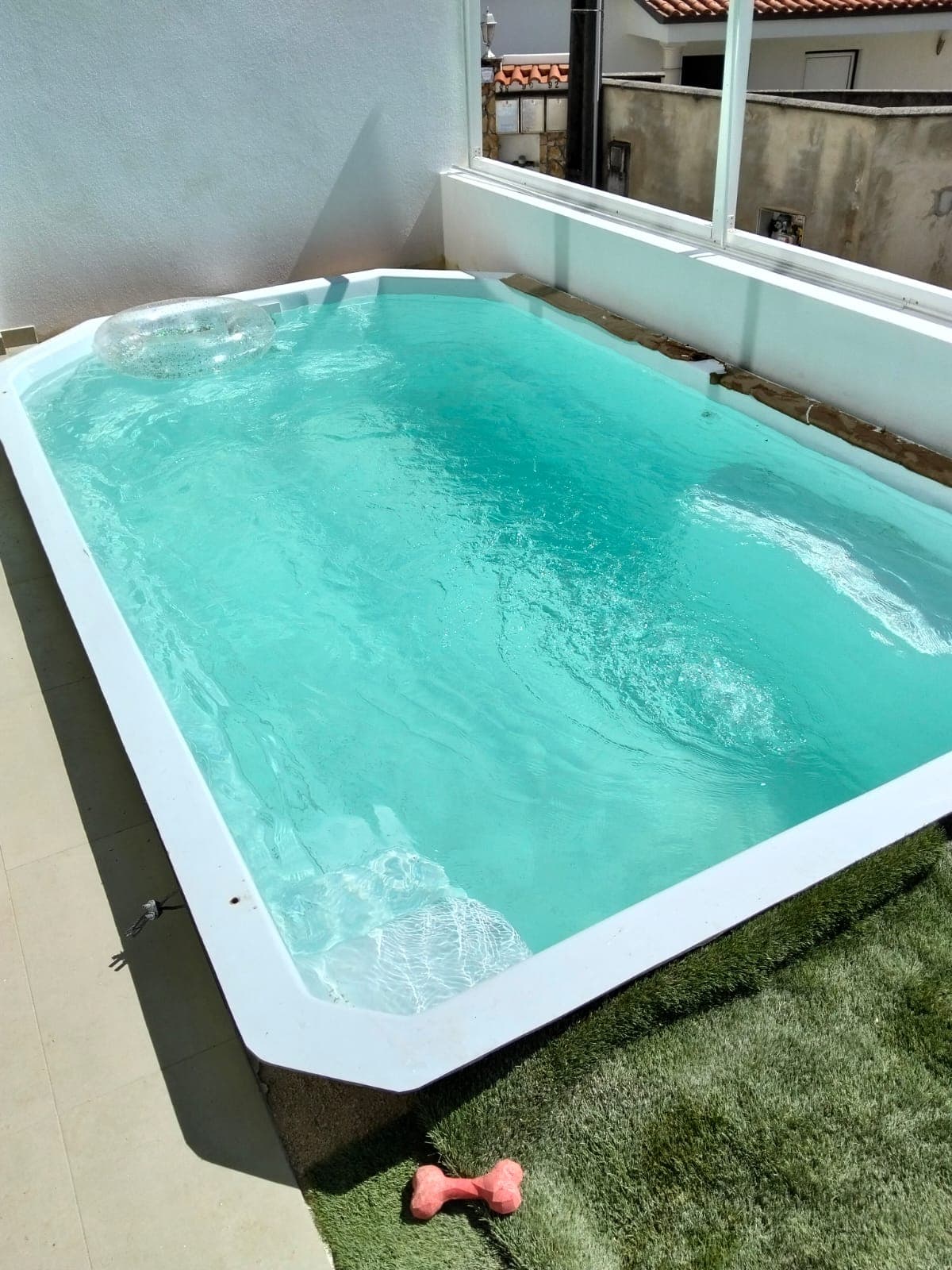 Piscina em terraço com água pronta