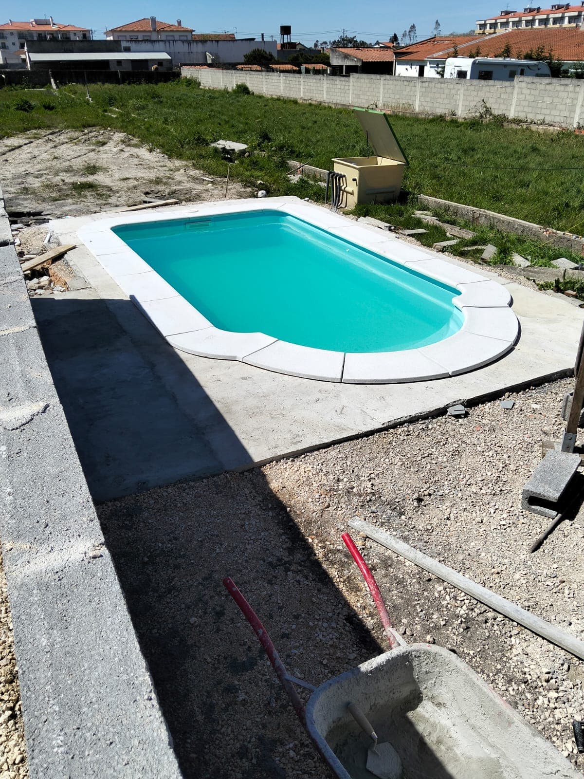Piscina montada em terreno aberto
