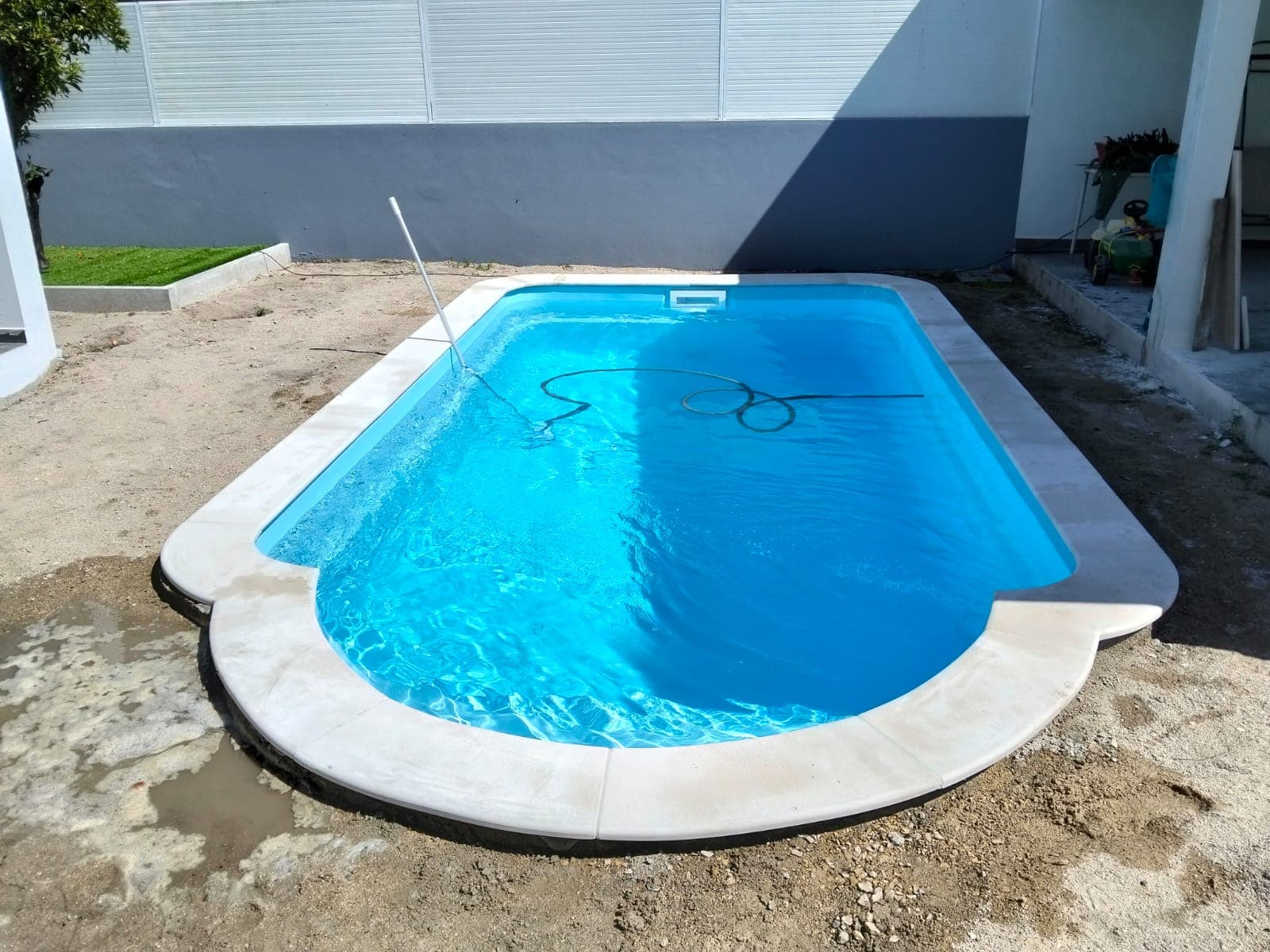 Detalhe de piscina concluída com água cristalina