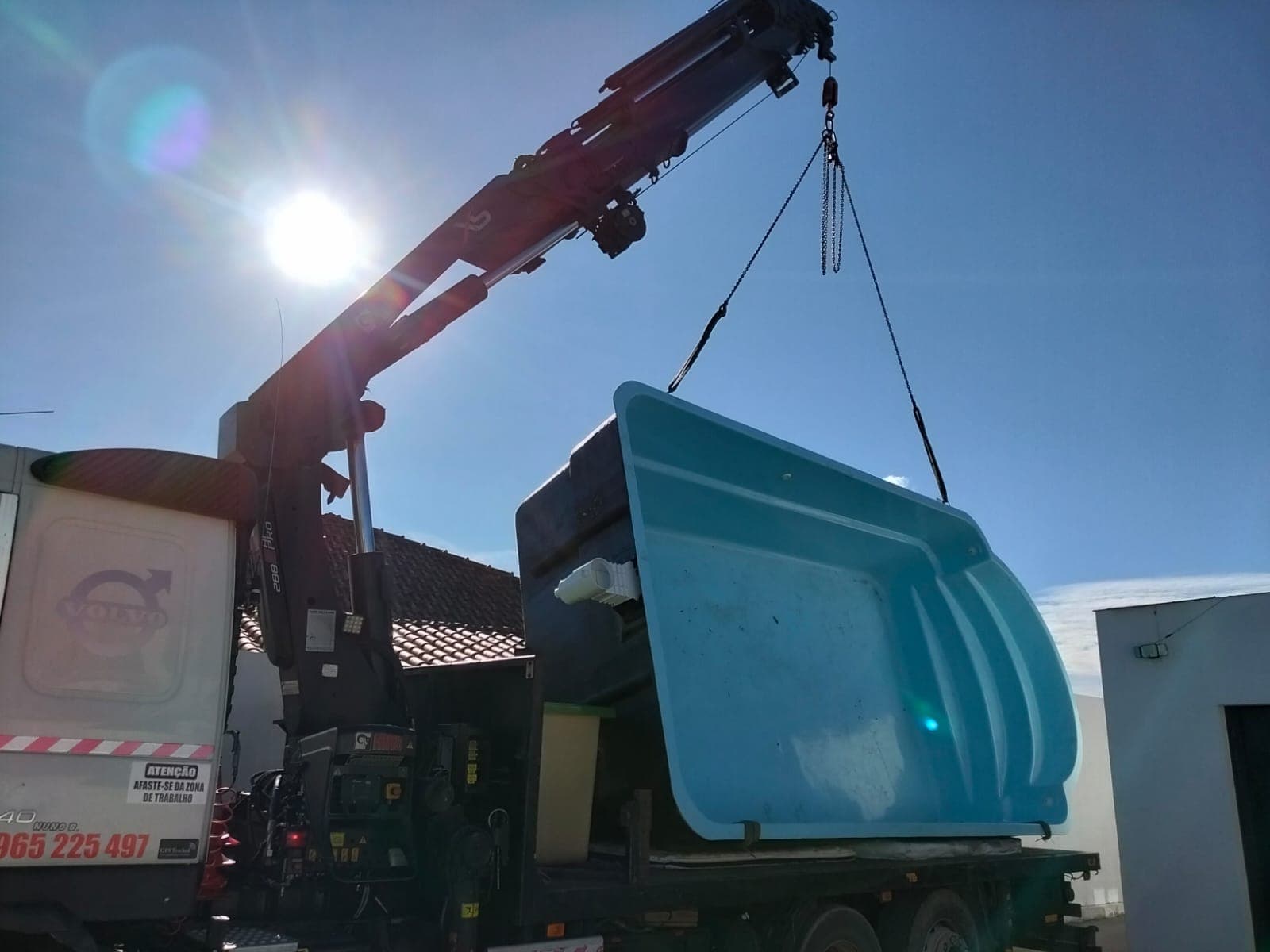 Piscina a ser colocada com grua