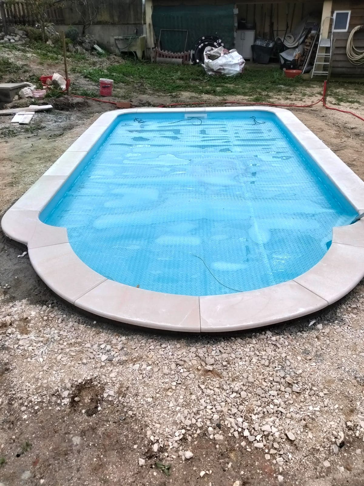 Piscina integrada no espaço exterior