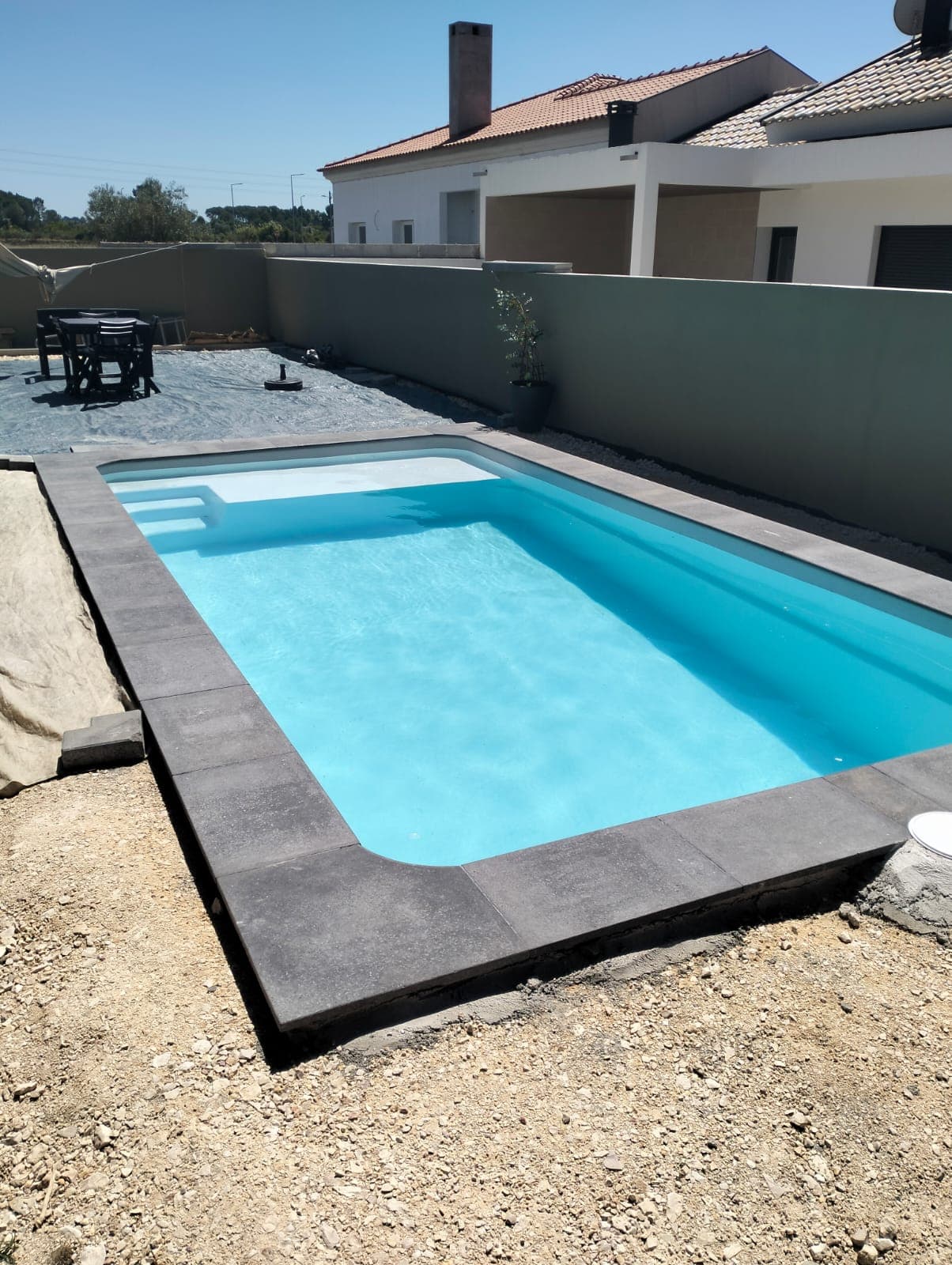 Piscina montada em jardim familiar