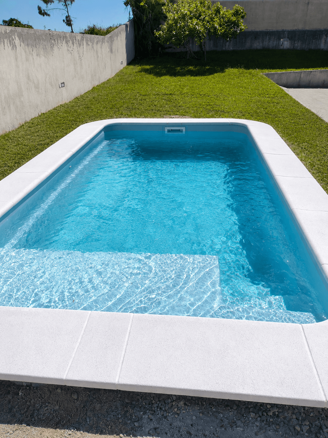 Piscina montada com relva envolvente