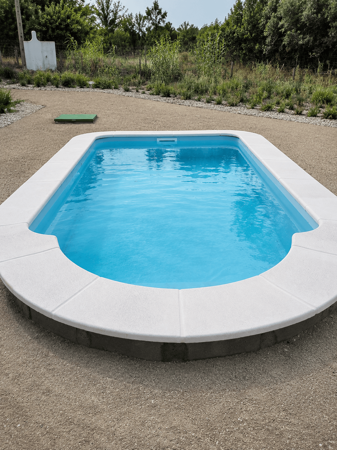 Piscina com escada integrada e acabamento branco