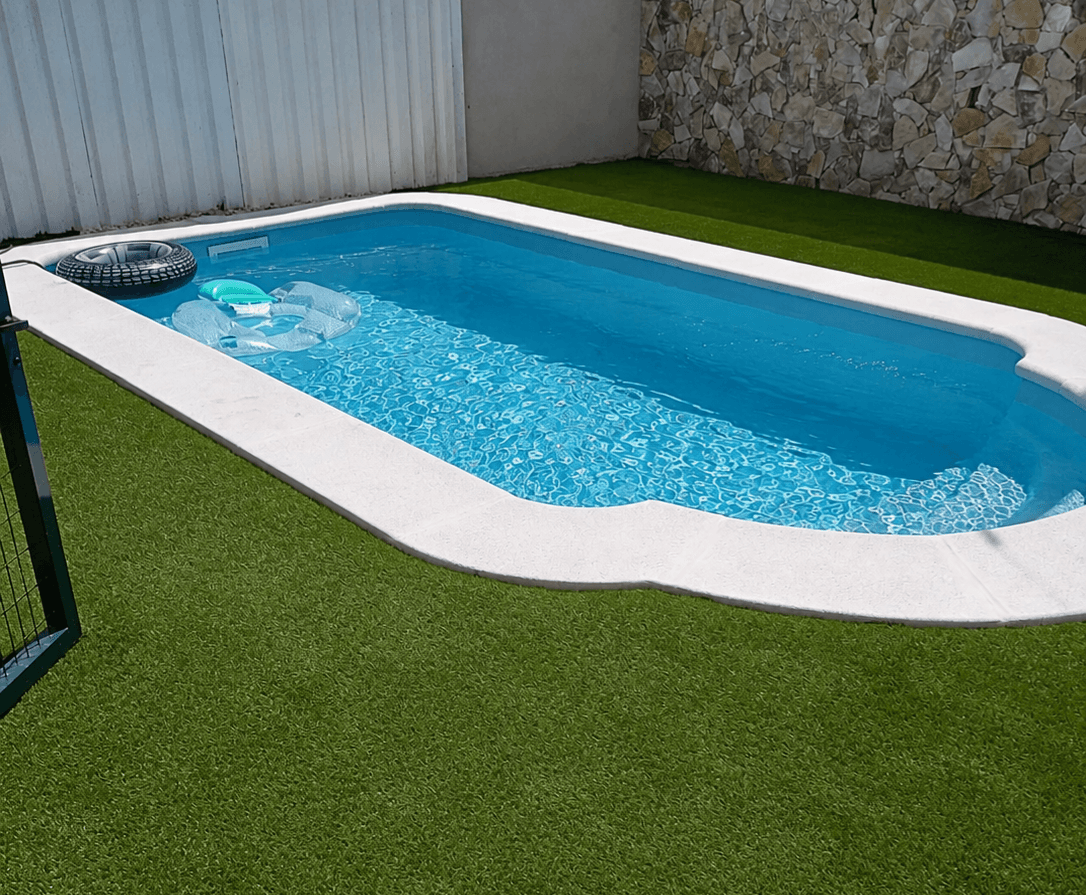 Piscina montada em espaço privado com relva